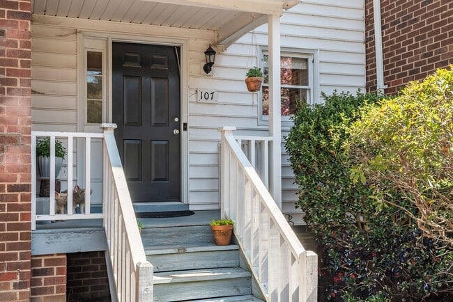 Building Photo - Townhouse in Chapel Hill