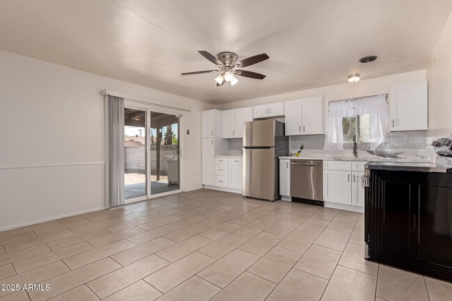 1407 E El Camino Dr