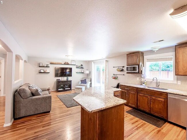 Photo - 979 Kintzley Ave