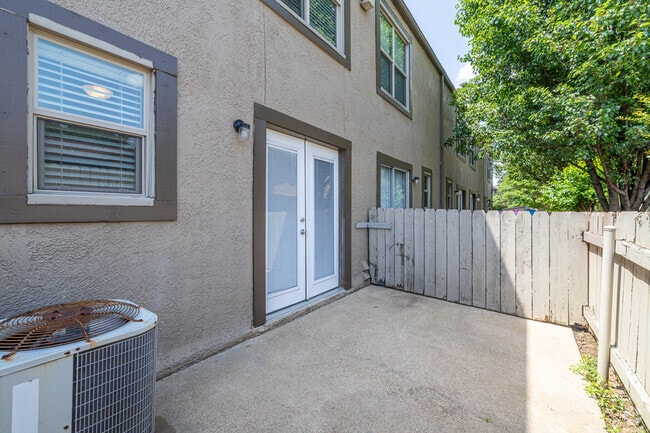 2BR, 1.5BA - 1,020SF - Porch