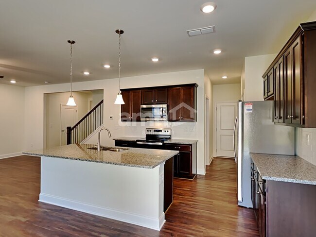 Photo - 800 Headland Wy