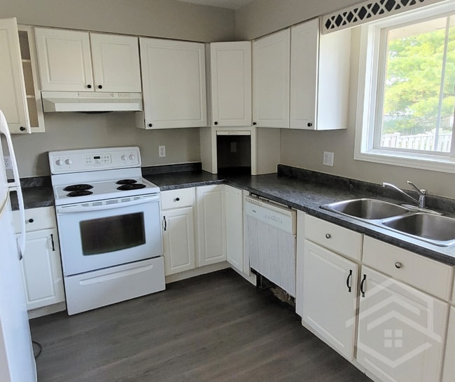 Photo - 3 Bedroom House in Tillsonburg!!