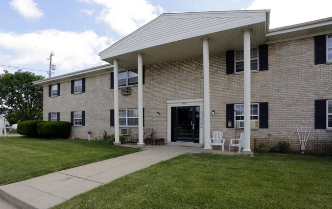 Photo - Colonial Manor Apartments