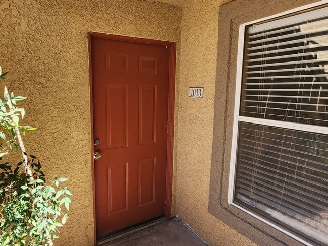 Building Photo - Downstairs 2 bedroom/2 bath condo unit.