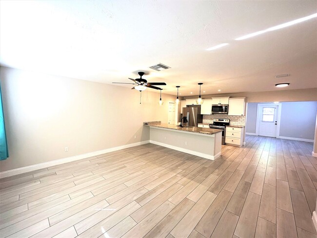 Photo - ** CENTRAL NAPLES ** 3 BED + DEN / 2 BATH ...