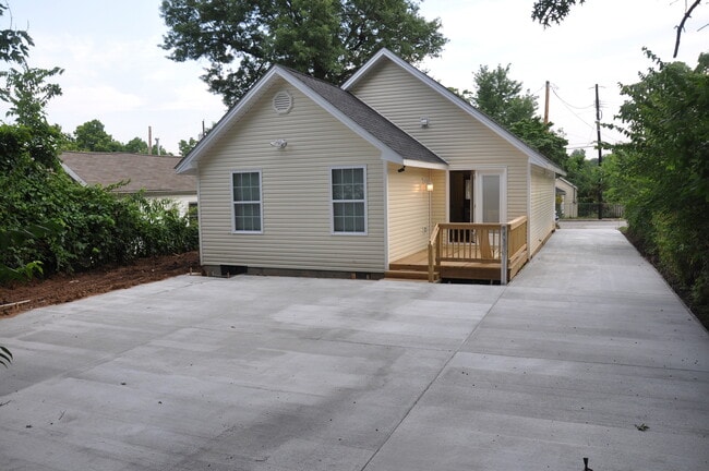 Photo - Big Brown - Walk to UK Pre-Leasing Now  Fa...