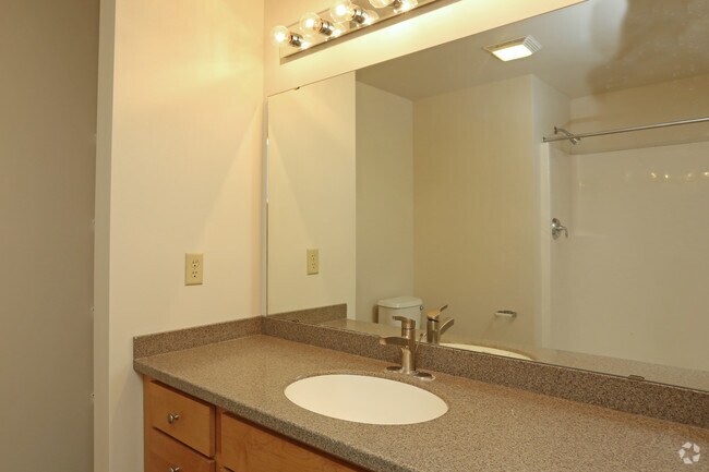 2BR, 2BA - The Lurican