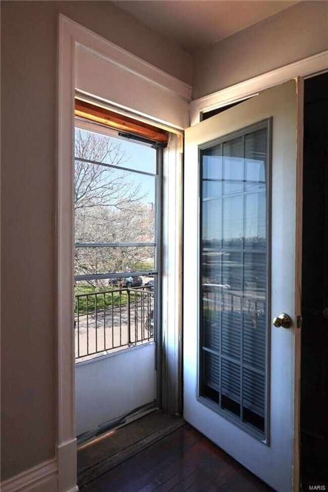 Photo - Lindenwood Ave 4915/4917 Unit 4915 #2F