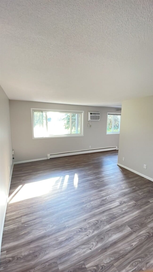 Photo - Royal Oaks Apartments