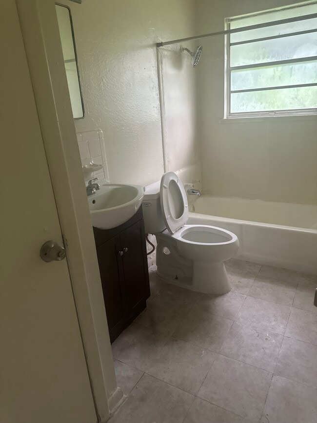 Bathroom - 423 N Wilson Blvd