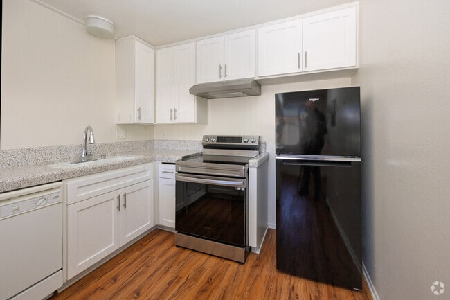 2BR, 1BA - 840SF - Kitchen