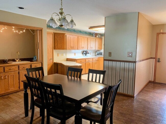 Dining room - 107 S Abbey Ln