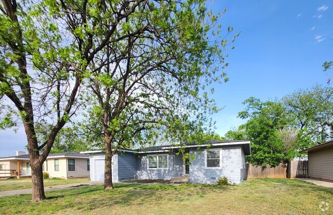 Building Photo - 417 Woodlawn Dr Rental