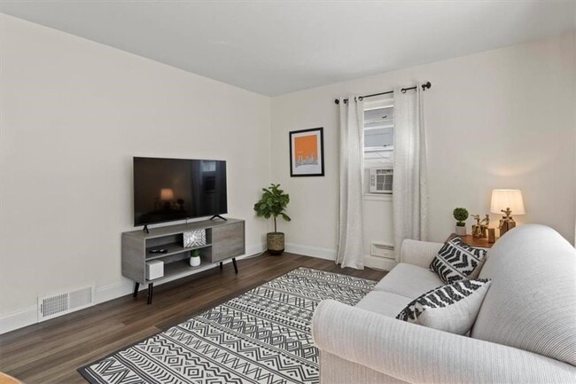 Photo - 130 Raleigh St