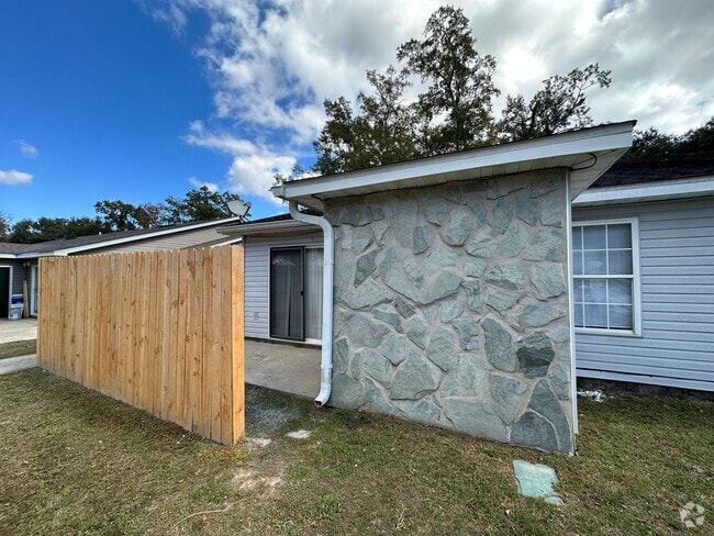 Building Photo - 2 Bedroom 2 bath unit for rent ~ water, se... Rental