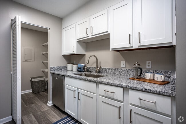 2BR, 2BA - 1,078SF - Kitchen