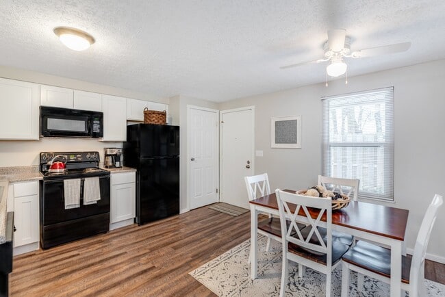 Large Country Kitchen - 1,1158 SF - Worthington Commons