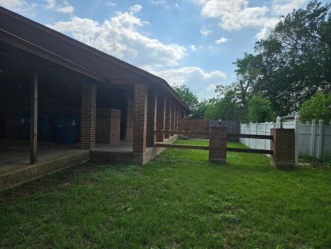 Building Photo - 16 N Ave B Unit B