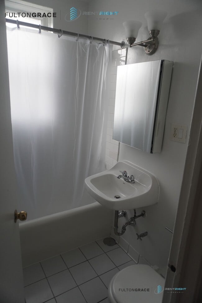 534 W Stratford Pl Unit 202