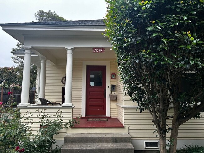 Building Photo - 2bd/2ba house with a garage available on Pismo Street.