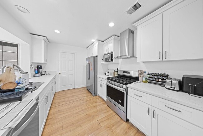 Photo - 17612 Webster Ave