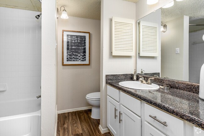 1 habitación, 1 baño - 652 pies cuadrados - Baño - Slate Dallas