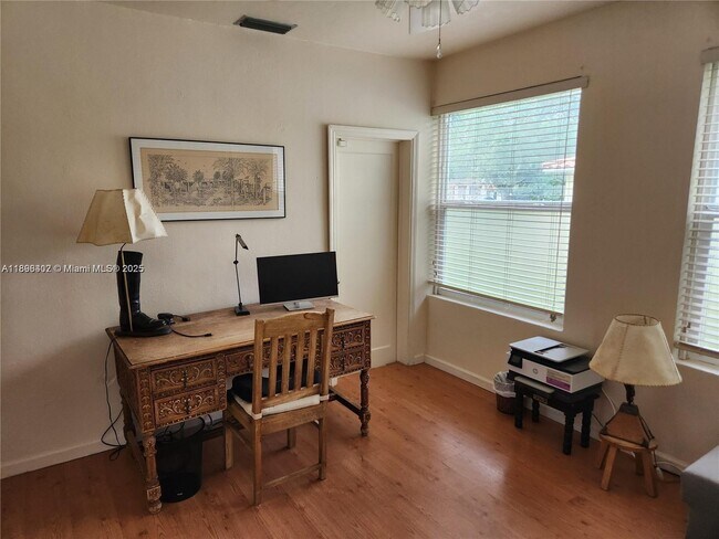 Photo - 217 Iroquois St