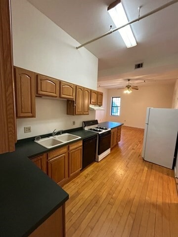 Photo - 23 Grove 2L Grv Unit 2L