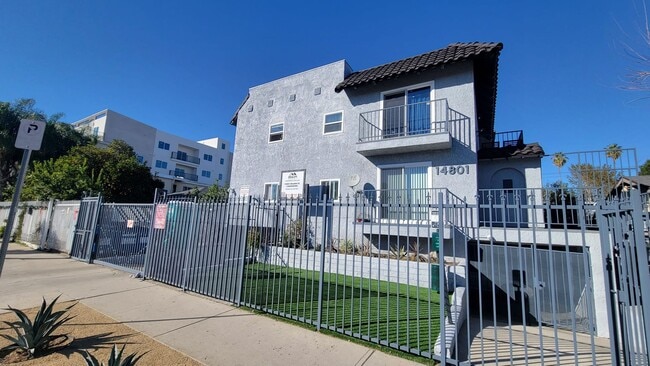 Building Photo - 14801 Delano St Unit 7