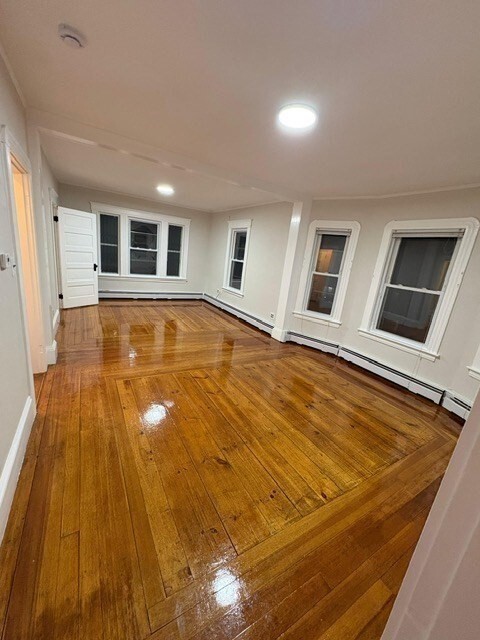 Building Photo - 17-19-19 Maplewood Ave Unit 2