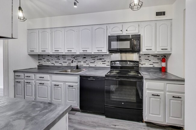 Photo - Large Foggy Bottom Beauty - 1+Den + 1 FB