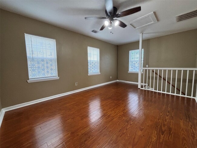 Photo - 422 W Burleson St