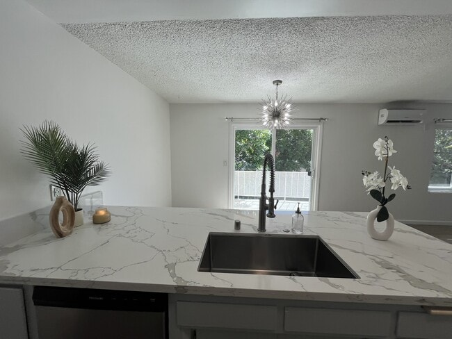 Photo - 445 E Magnolia Blvd