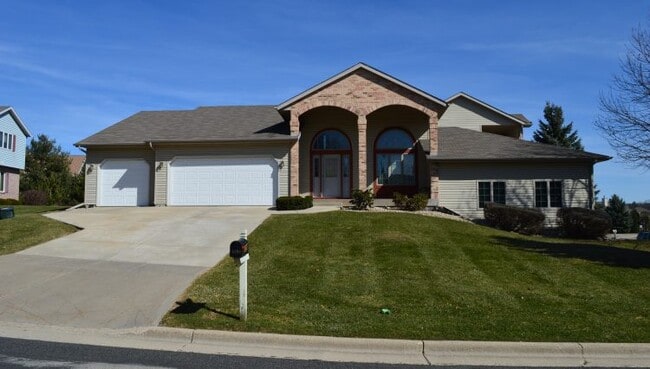 Building Photo - 5694 Claredon Dr