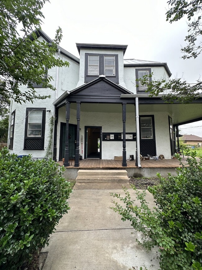 Photo - 711 E Carson St Apartment Unit A4