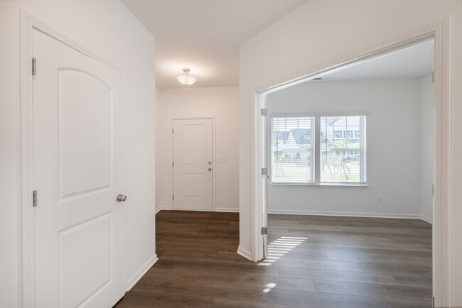 Photo - BEAUTIFUL 4 Bedroom Home - Stonebridge Fa...