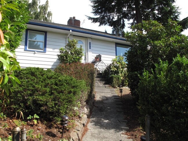 Building Photo - Move-In Special! Queen Anne Craftsman Home