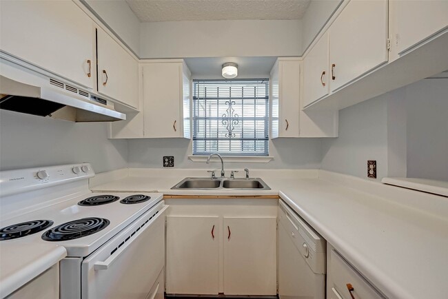 Building Photo - 7714 Renwick Dr Unit K113