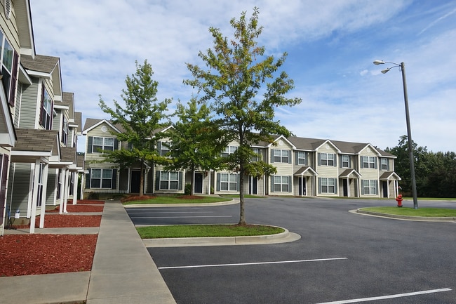 VCreekExteriorGreen2 - Vineyard Creek Apartments