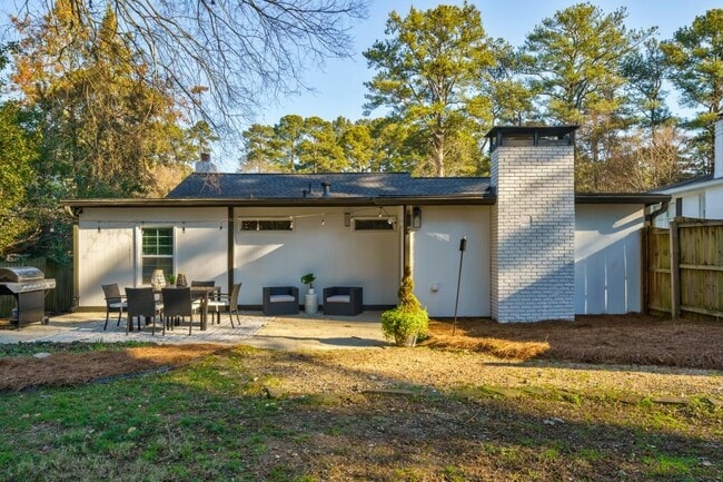 Photo - 995 Lindbergh Drive NE