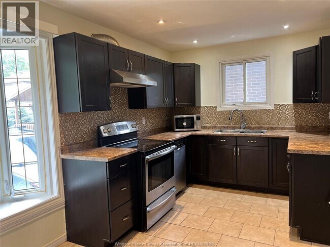 Photo - 1464 Bayswater Crescent