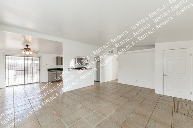 Photo - 801 E Holaway Dr