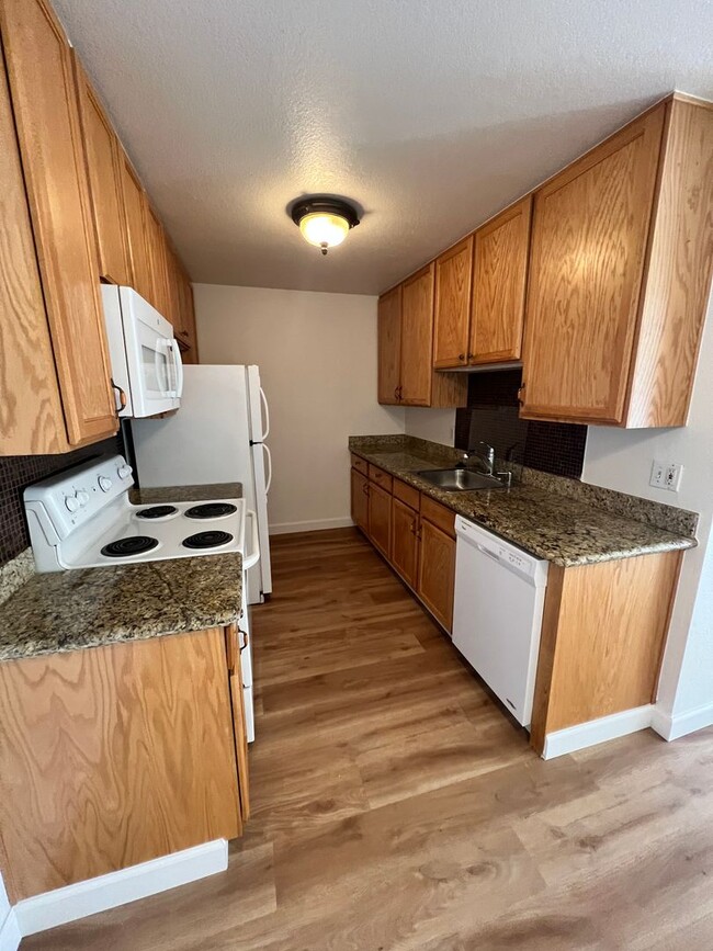Great location close to shopping and trans... - Great location close to shopping and trans... House