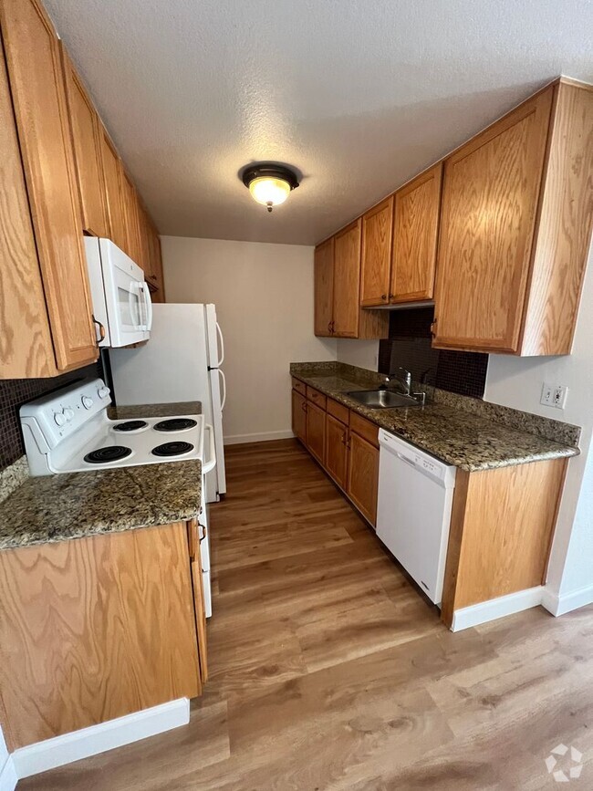 Building Photo - Great location close to shopping and trans... Rental