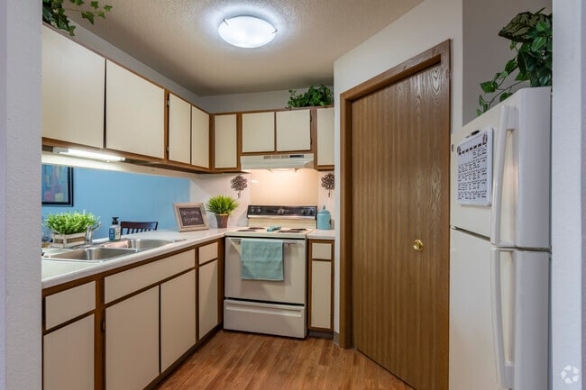 Oakwood 1 dormitorio, 1 baño - 625 pies cuadrados - Cocina - Parkside of Livonia Senior Apartments