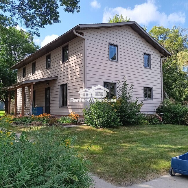 Photo - 901 3rd St S