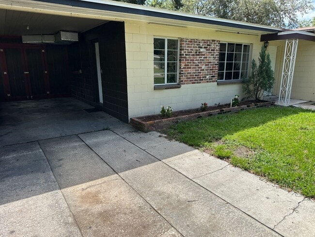 Photo - 404 Louis St