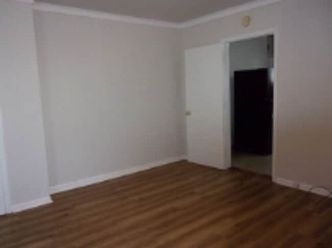 Photo - 526 Leslie St