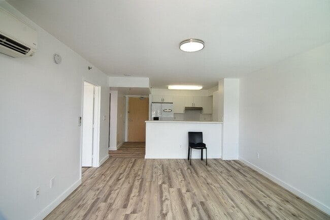 Photo - 1450 Young St