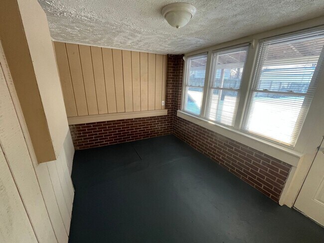 Photo - 123 N Miami St